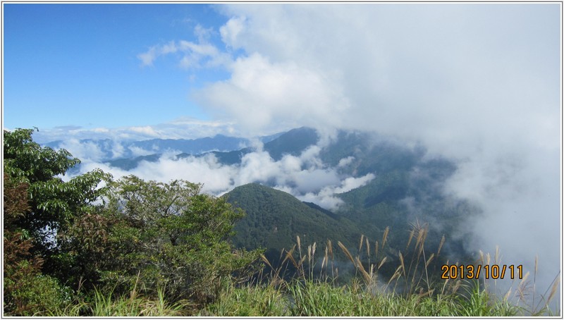 2013-10-11 13-17-06山頂漂亮的雲海.jpg